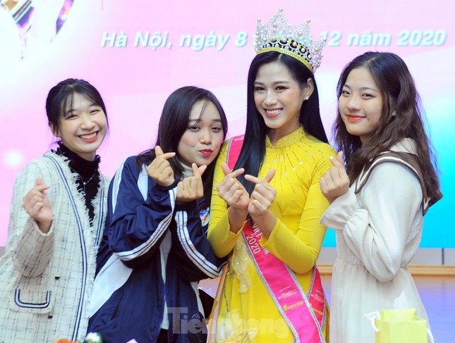 Vì sao Hoa hậu Đỗ Thị Hà bật khóc khi nhắc tới bức ảnh chụp khi đi làm ruộng? ảnh 2