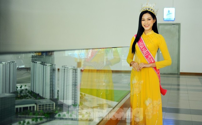 Vì sao Hoa hậu Đỗ Thị Hà bật khóc khi nhắc tới bức ảnh chụp khi đi làm ruộng? ảnh 1
