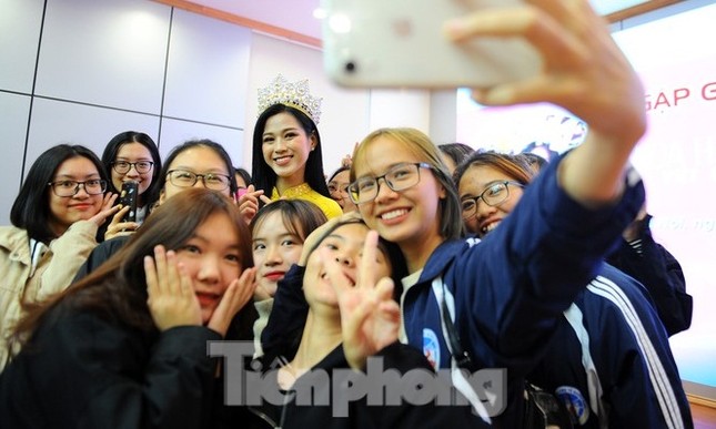 Sự thật phía sau bức ảnh Hoa hậu Đỗ Thị Hà trở về trường Đại học khiến netizen hiểu lầm ảnh 4