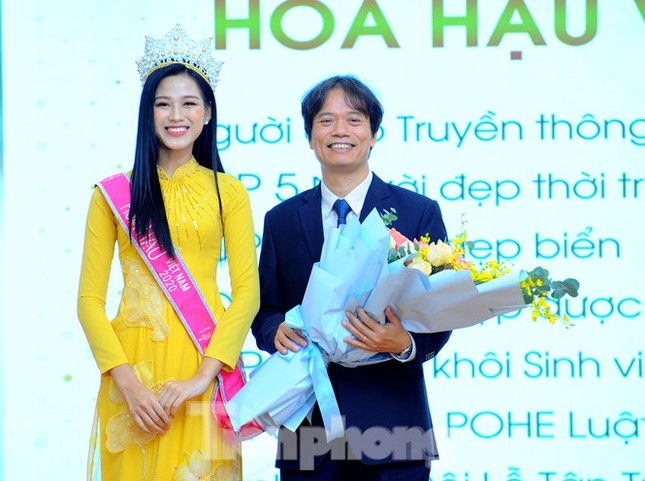 Sự thật phía sau bức ảnh Hoa hậu Đỗ Thị Hà trở về trường Đại học khiến netizen hiểu lầm ảnh 1