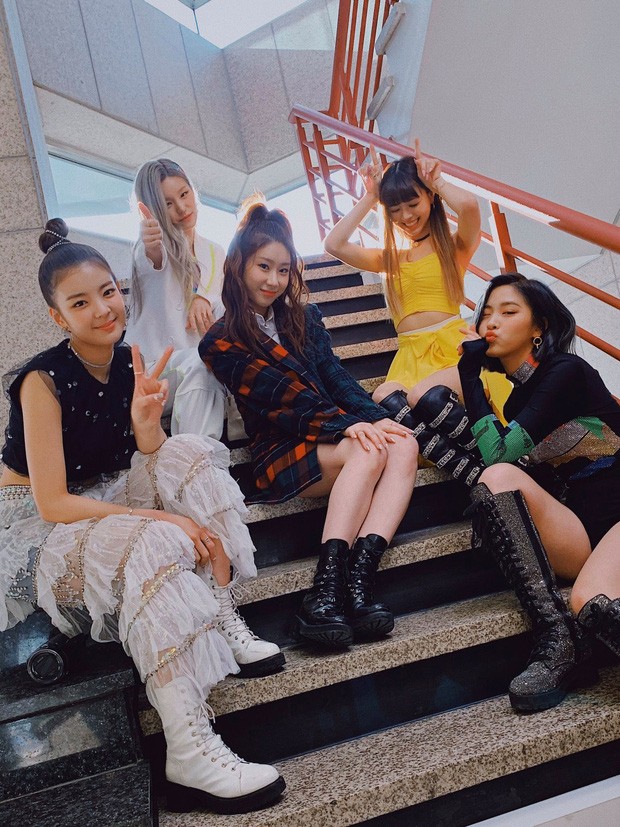 Stylist của ITZY có “âm mưu” gì khi tiền không thiếu mà cả năm nay, ITZY toàn mặc xấu? ảnh 4