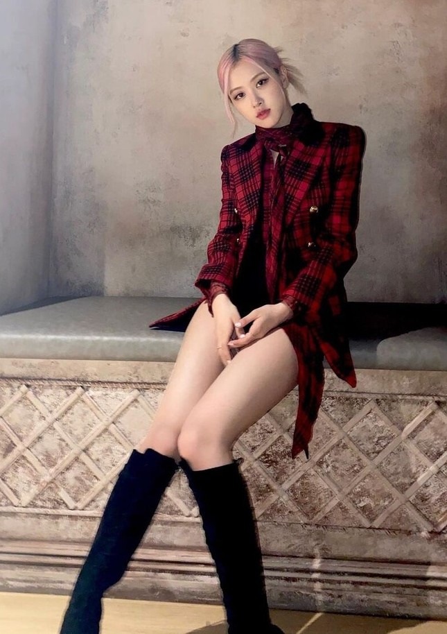 Là đại sứ toàn cầu cho YSL nhưng Rosé (BLACKPINK) lại bị so sánh khí chất với Hyomin ảnh 1