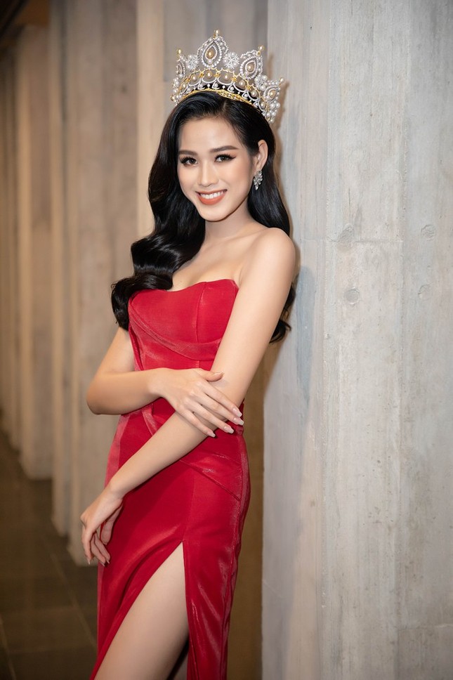 Lần đầu tiên hai Hoa hậu Đỗ Thị Hà và Mỹ Linh đụng hàng: Xinh đẹp bất phân thắng bại ảnh 1