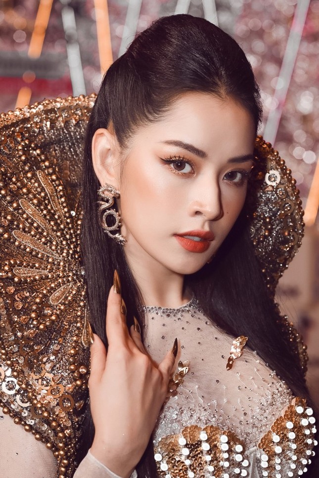 Chi Pu hết đụng hàng với Hoa hậu Mỹ Linh lại đọ dáng cùng Hoa hậu Đỗ Thị Hà ảnh 1