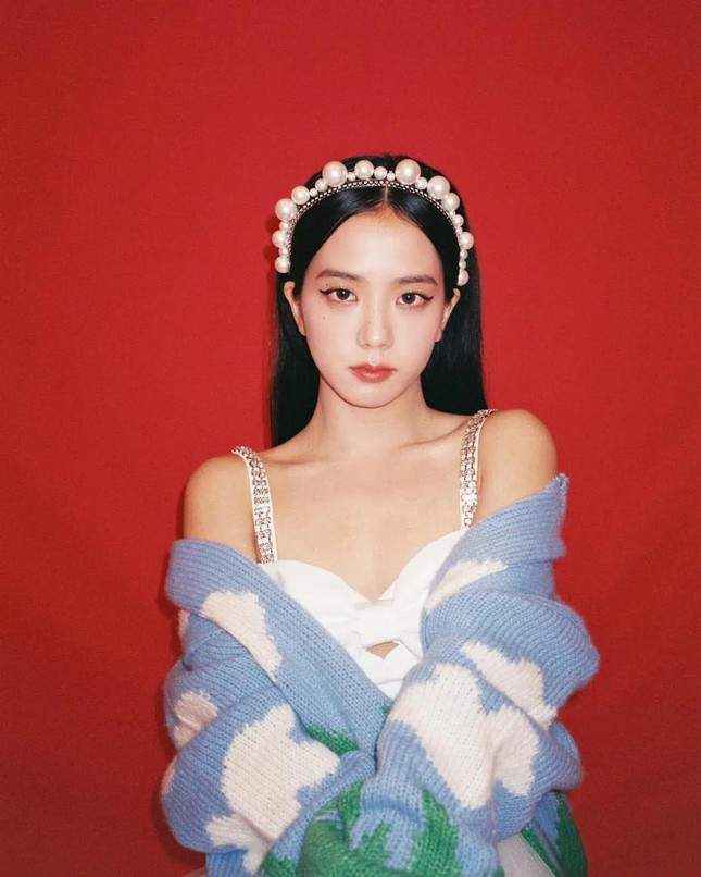 Bạn có thấy chiếc bờm ngọc trai của Jisoo (BLACKPINK) trong hình này nhìn rất quen? ảnh 1