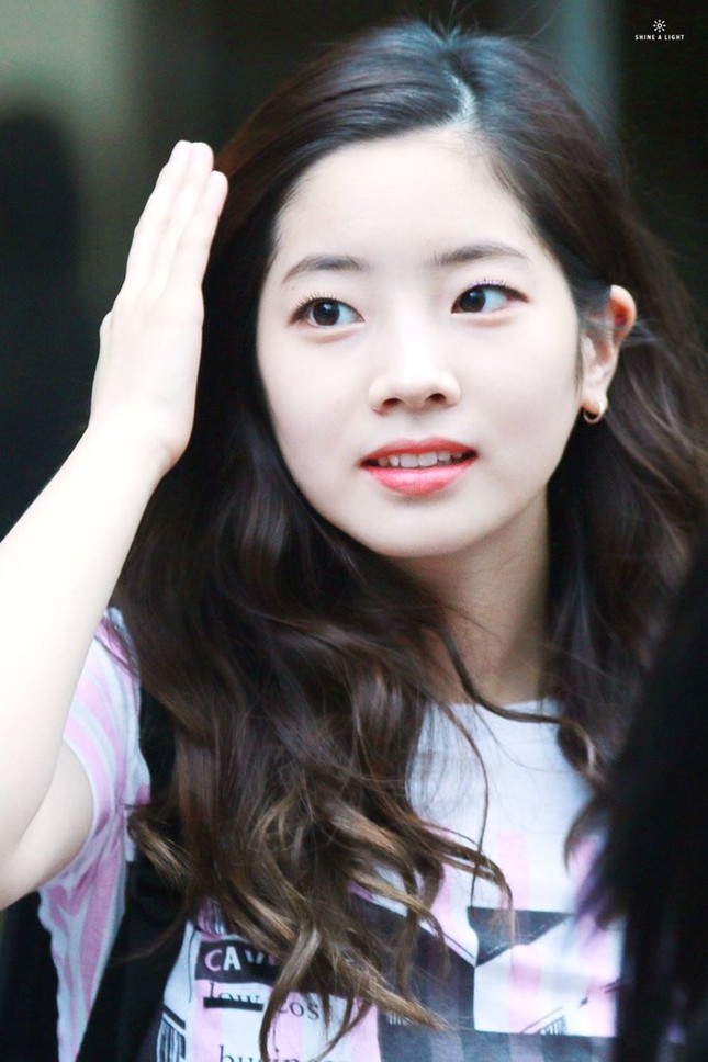 Mải khen làn da của Dahyun (TWICE) mà netizen quên mất vòng eo đẹp khó tin của cô ảnh 1