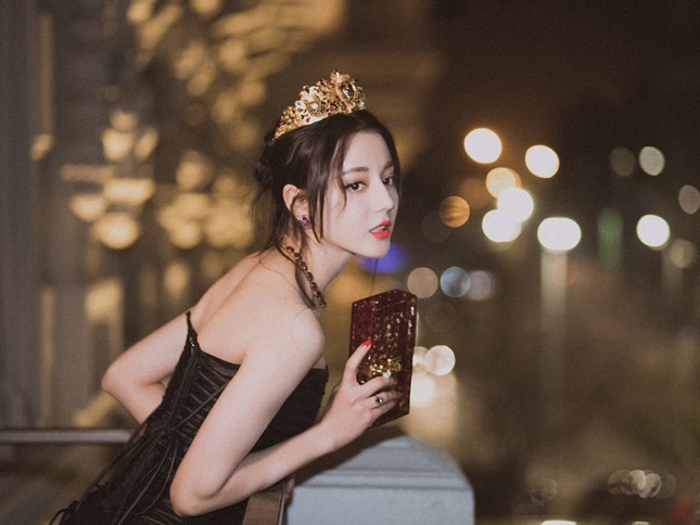 Mỗi lần đội vương miện, Địch Lệ Nhiệt Ba đều gây thương nhớ vì nhan sắc kiêu sa, lộng lẫy ảnh 1
