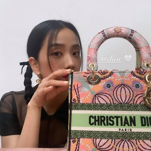Cùng xách túi Dior nhưng vì đâu Jisoo được khen còn Triệu Lệ Dĩnh bị bảo thiếu khí chất? ảnh 7