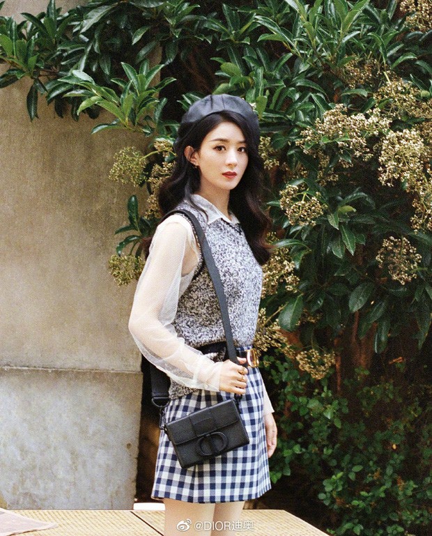 Cùng xách túi Dior nhưng vì đâu Jisoo được khen còn Triệu Lệ Dĩnh bị bảo thiếu khí chất? ảnh 1