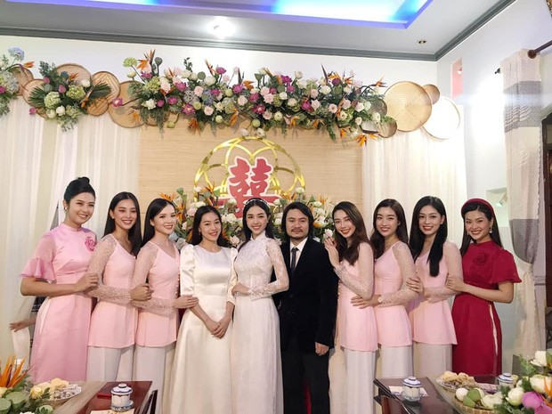 Hoa hậu Tiểu Vy, Mỹ Linh mặc áo bà ba cực dễ thương trong đám cưới Á hậu Thúy An ảnh 1
