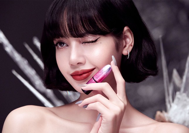 Hết hồn trước hậu trường ảnh quảng cáo của Lisa: Chỗ nào lên hình, chỗ ấy mới cần đẹp ảnh 1