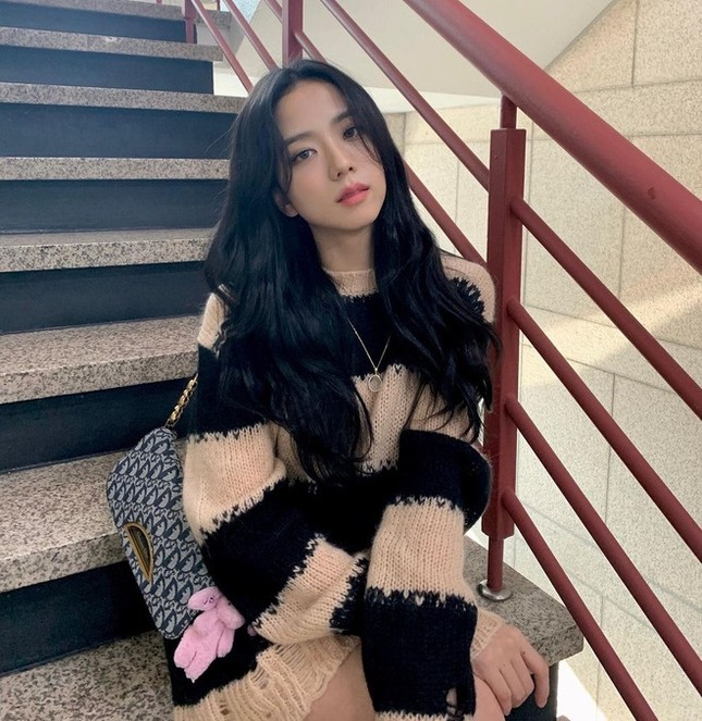 SooYoung hai lần đụng hàng Jisoo: Đẳng cấp của SNSD và BLACKPINK đúng “đỉnh của chóp” ảnh 1