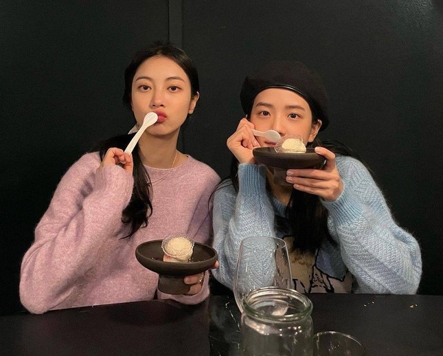 Jisoo vô tình diện đúng mẫu áo len xanh Gucci ồn ào của “mỹ nữ 4000 năm” Cúc Tịnh Y ảnh 1