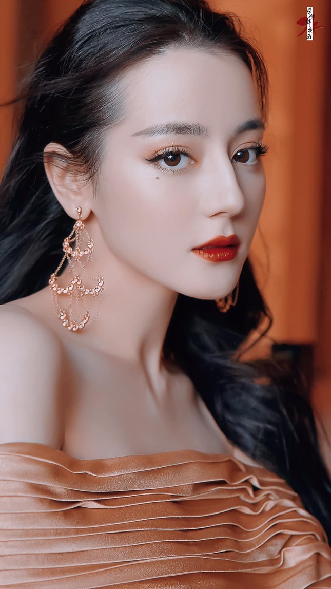 Nổi tiếng nhờ vẻ đẹp lai nhưng Địch Lệ Nhiệt Ba vẫn mất điểm vì điều đặc biệt này ảnh 1