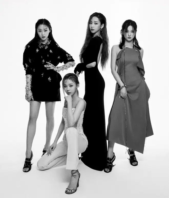 Vừa có bộ ảnh tạp chí đầu tiên, aespa lại bị so sánh khí chất thời trang với BLACKPINK ảnh 1