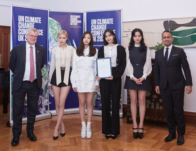 Stylist BLACKPINK biến áo thành váy cho Jennie, tưởng được khen nhưng lại bị chê? ảnh 1