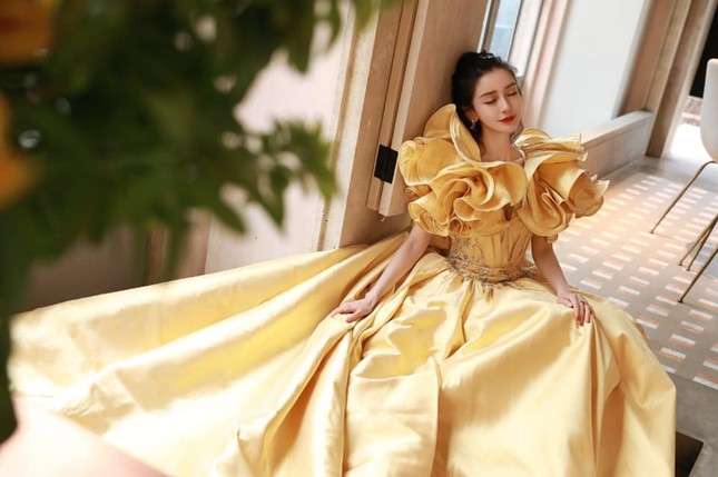 Màu vàng lên ngôi tại Đêm hội Weibo: Do vô tình đụng hàng hay là xu hướng mới? ảnh 1