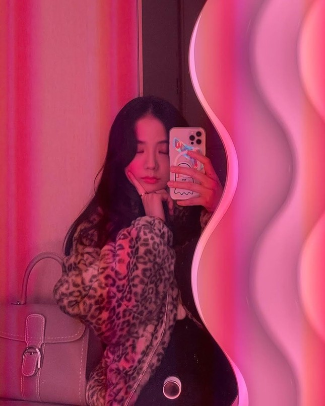 Muốn có ảnh selfie xịn xò với gương, hãy học ngay những bí quyết này của BLACKPINK! ảnh 1