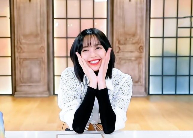 Chia tay “đại hội đồ trắng”, Lisa đã được stylist chăm chút nhưng vẫn còn một điểm trừ ảnh 1