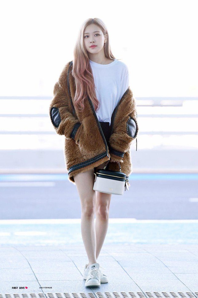 “Thánh diện đồ cồng kềnh” gọi tên Rosé: Mặc váy áo to sụ vẫn thanh thoát mới lạ ảnh 7