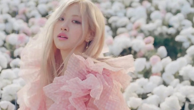 Cùng là chỉnh sửa váy cho bớt hớ hênh nhưng stylist BLACKPINK tinh tế hơn hẳn ảnh 1