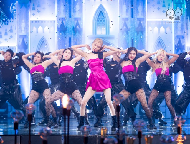 Hiếm hoi lắm stylist BLACKPINK mới chọn nhầm đồ diễn, lại đúng màn solo của Rosé ảnh 1