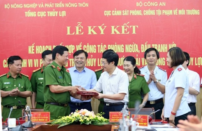Sẽ kiểm tra, xử lý nhiều vụ xả thải trái phép vào các hệ thống thủy lợi ảnh 1