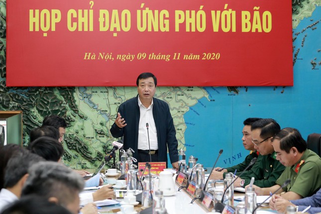 Bão số 12 gây mưa rất lớn ở miền Trung, bão số 13 đã 'lấp ló’ vào biển Đông ảnh 1
