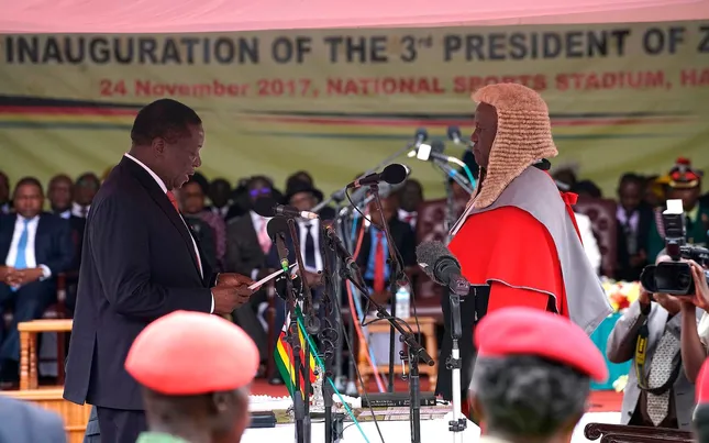 Người dân Zimbabwe reo hò mừng tân tổng thống nhậm chức ảnh 2