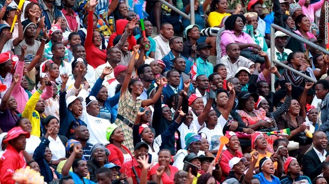 Người dân Zimbabwe reo hò mừng tân tổng thống nhậm chức ảnh 1