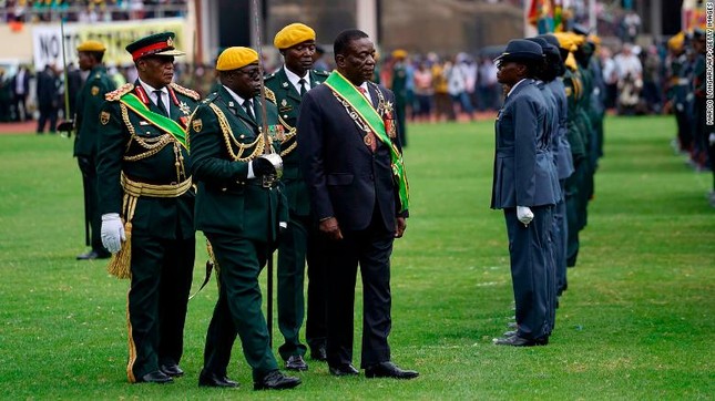 Người dân Zimbabwe reo hò mừng tân tổng thống nhậm chức ảnh 6