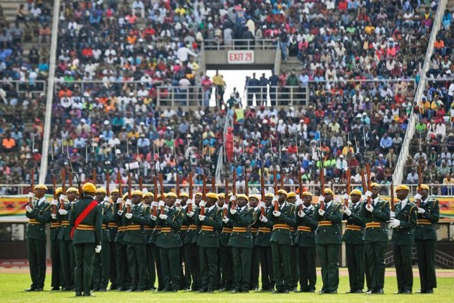 Người dân Zimbabwe reo hò mừng tân tổng thống nhậm chức ảnh 7