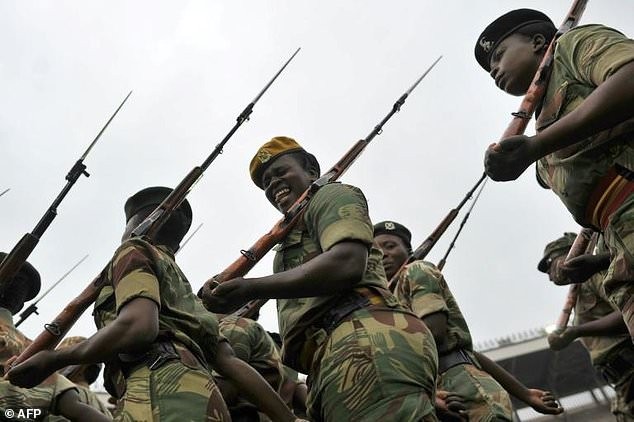 Người dân Zimbabwe reo hò mừng tân tổng thống nhậm chức ảnh 8