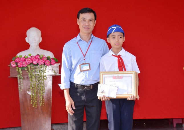 Khen thưởng nam sinh khơi miệng cống dọn rác trong mưa ảnh 1