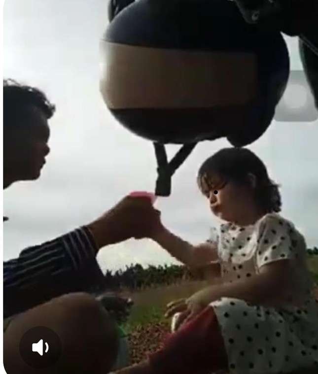 Điều tra người cha ép con gái uống 'thuốc độc' rồi livestream ảnh 1