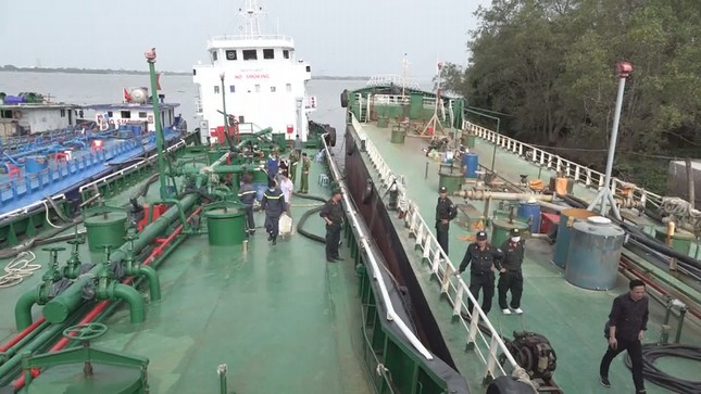 Khởi tố 32 bị can trong vụ án buôn lậu, sản xuất 200 triệu lít xăng giả ảnh 1