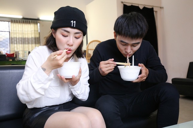 Tinh tế như Đạt G: Vớt hết hành ra khỏi tô hủ tiếu trước khi Du Uyên dùng món ảnh 5