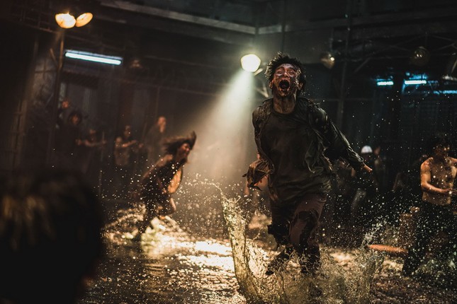 “Train To Busan 2” tung trailer mãn nhãn, cuộc chiến chống zombie sẽ khốc liệt hơn? ảnh 3
