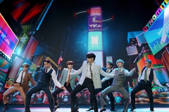 Dàn sao khuấy động VMAs 2020: Lady Gaga, Ariana Grande, BTS, The Weeknd thắng lớn ảnh 1