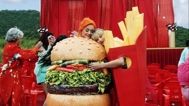 Katy Perry cảm ơn món quà Taylor Swift tặng cho con gái, kêu gọi fan stream “folklore“ ảnh 2