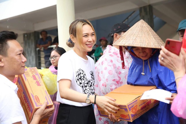 Mỹ Tâm tặng quà, Trấn Thành quyên góp được hơn 3 tỷ đồng ủng hộ đồng bào miền Trung ảnh 3