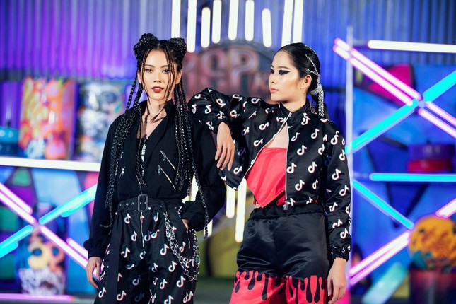 H’Hen Niê tết tóc cực chất, Thanh Hằng “catwalk bằng mô tô” trong show thời trang Hip-Hop ảnh 4