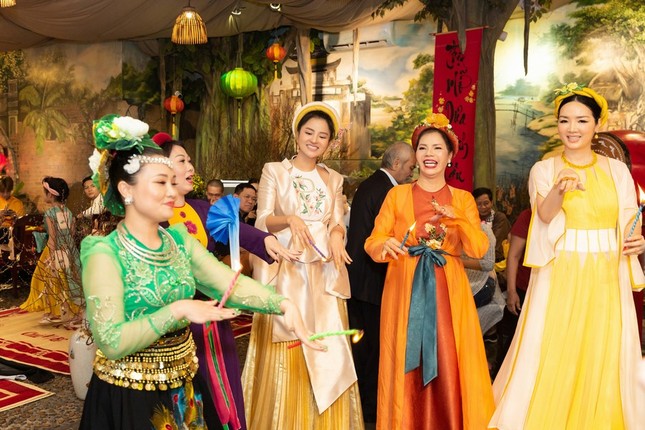 Hoa hậu H'Hen Niê rủ Khánh Vân du Xuân đầu năm, diện áo tứ thân cực lộng lẫy ảnh 4