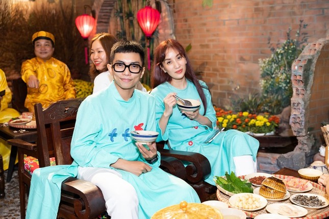 Hoa hậu H'Hen Niê rủ Khánh Vân du Xuân đầu năm, diện áo tứ thân cực lộng lẫy ảnh 6