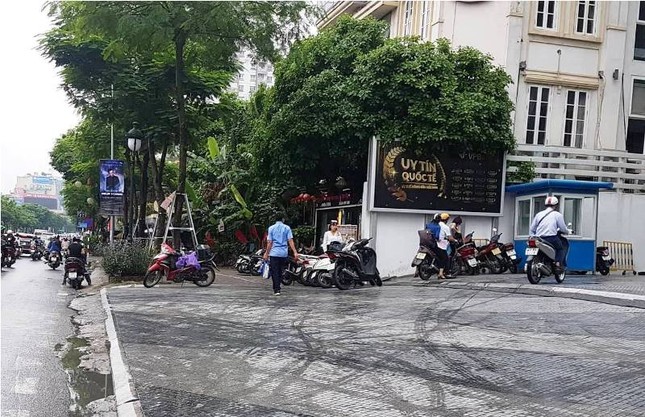 Vỉa hè lạc loài, xoá lối đi dành cho người mù của 'đại gia' Hà Nội ảnh 7