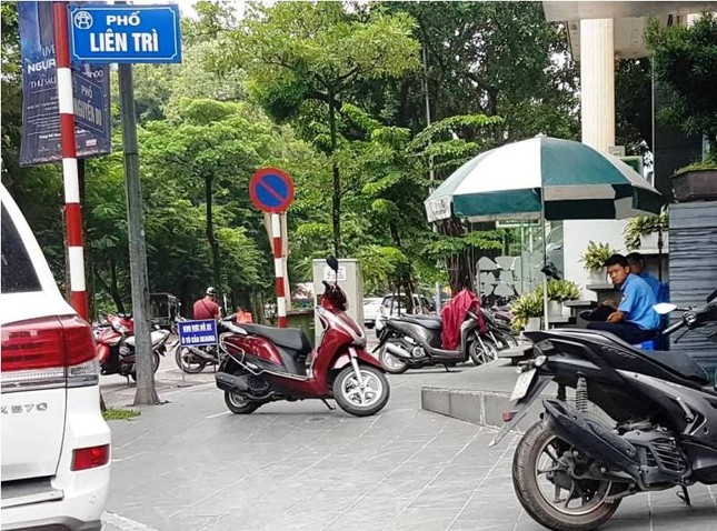 Vỉa hè lạc loài, xoá lối đi dành cho người mù của 'đại gia' Hà Nội ảnh 4