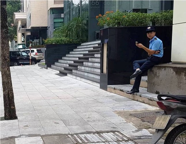 Vỉa hè lạc loài, xoá lối đi dành cho người mù của 'đại gia' Hà Nội ảnh 3