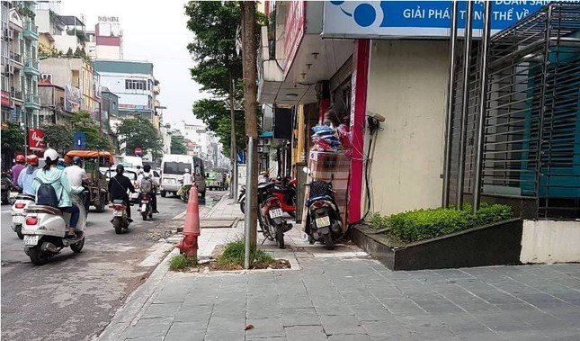 Vỉa hè lạc loài, xoá lối đi dành cho người mù của 'đại gia' Hà Nội ảnh 1