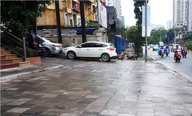Vỉa hè lạc loài, xoá lối đi dành cho người mù của 'đại gia' Hà Nội ảnh 6