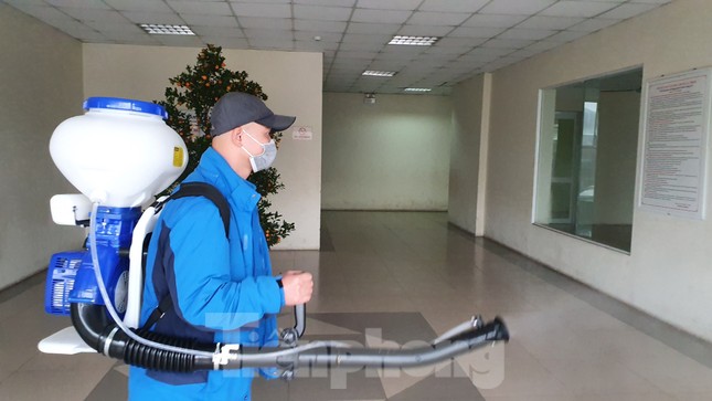 Cận cảnh phun thuốc phòng dịch virus corona ở chung cư Hà Nội ảnh 1